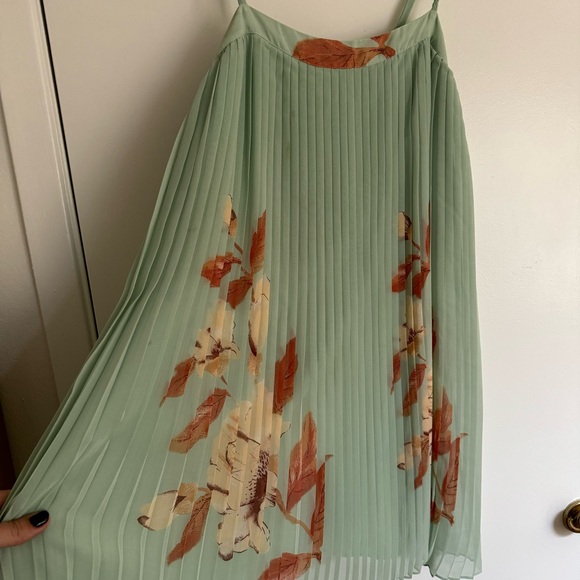 Accordion pleated floral mini dress - Picture 2 of 10